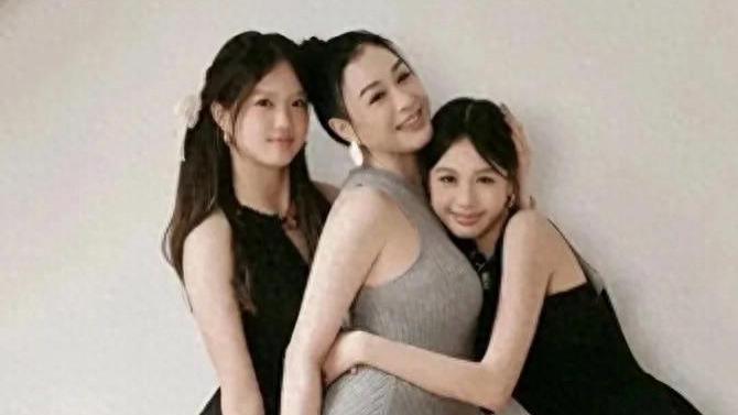 钟丽缇俩女儿同框，考拉长发飘飘颜值高，Jaden戴牙套坐姿粗犷
