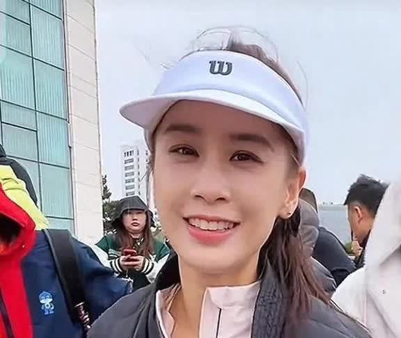 黄圣依马拉松的现场照片一曝光，网民们立马沸腾了，姐姐这状态真是惊为天人！

