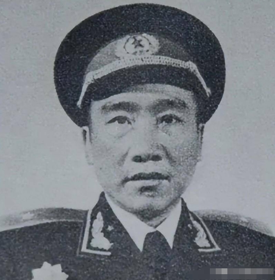 1955 在举行授衔仪式之际，他竟猛地一把扯下肩章，而后扬长离去，紧接着便立下了