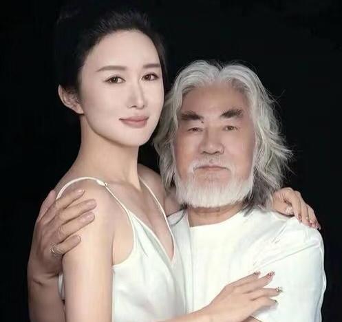张纪中老婆都生好几个孩子了，
怎么突然出来直播回应婚姻里爱不爱的，
她说不关网友