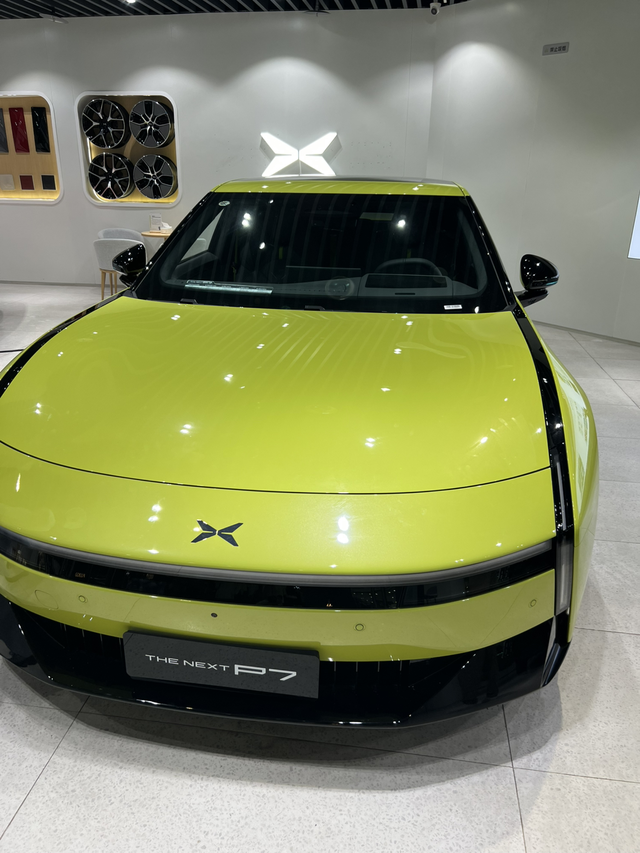 全新小鹏P7静态体验
内饰设计见仁见智，中控岛台有两个带有出风口的无线充电位置，