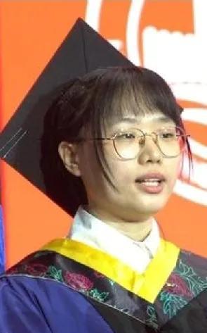 刚出生就被亲生父母抛弃，俩任养父母贫苦之下也要把她养大，现在她成了985博士。只
