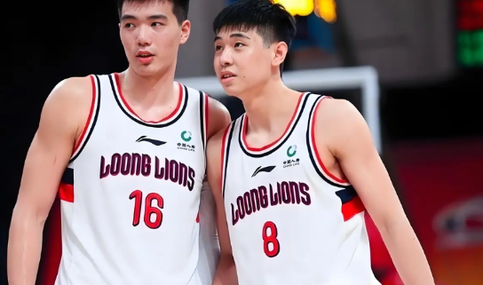 焦泊乔感谢广东男篮！
今天早上，杜锋与广东男篮球员们一起庆祝焦泊乔24岁的生日，