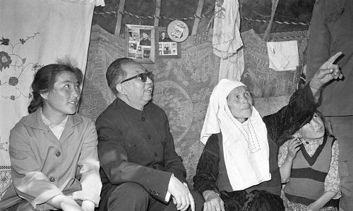 1976年，全国刚刚经历巨变，那个坐在天安门城楼上的中年人，叫华国锋，他说话慢条