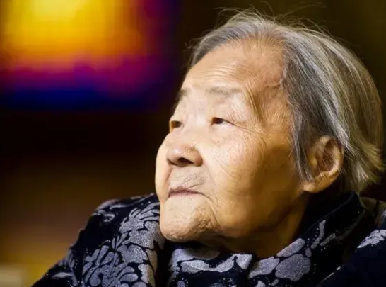 这钱当女儿的该不该出？一老人住院花了十来万。出院时，儿子对妹妹说:老妹啊，妈这次