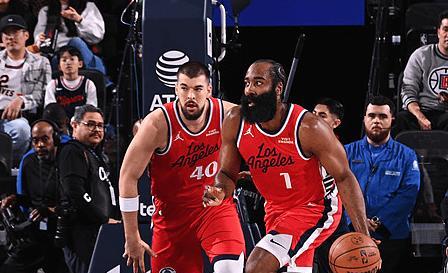 三节末祖巴茨下去了，快船打的真流畅！
大洛上来，小卡持球可攻可传，防守全部一对一