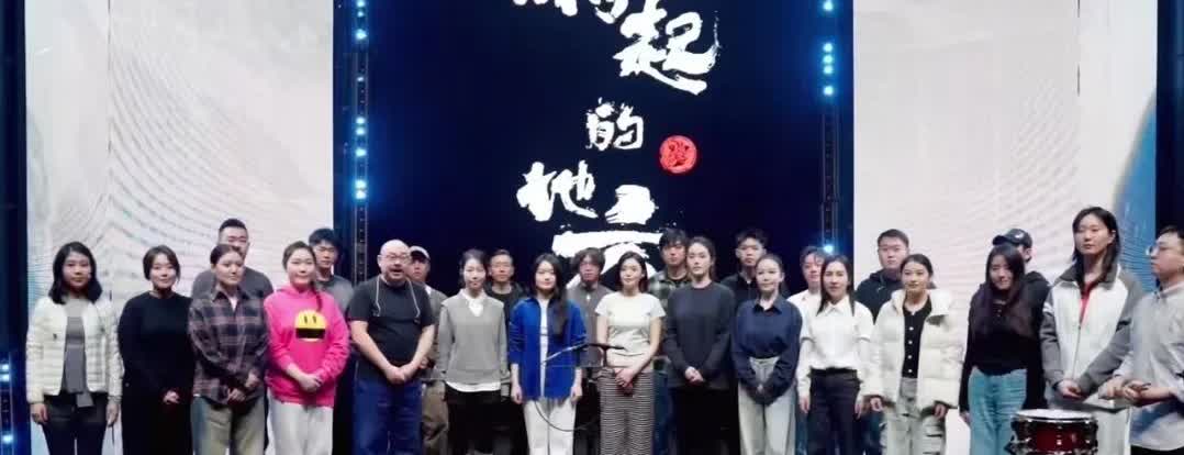 大家发现没有？
刀郎率领团队出镜，亲自摇人到武汉大合唱。
刀郎竟然没有站C位