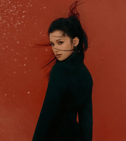 张婧仪：黑色长裙加持，高马尾下的酷飒剑客侠女