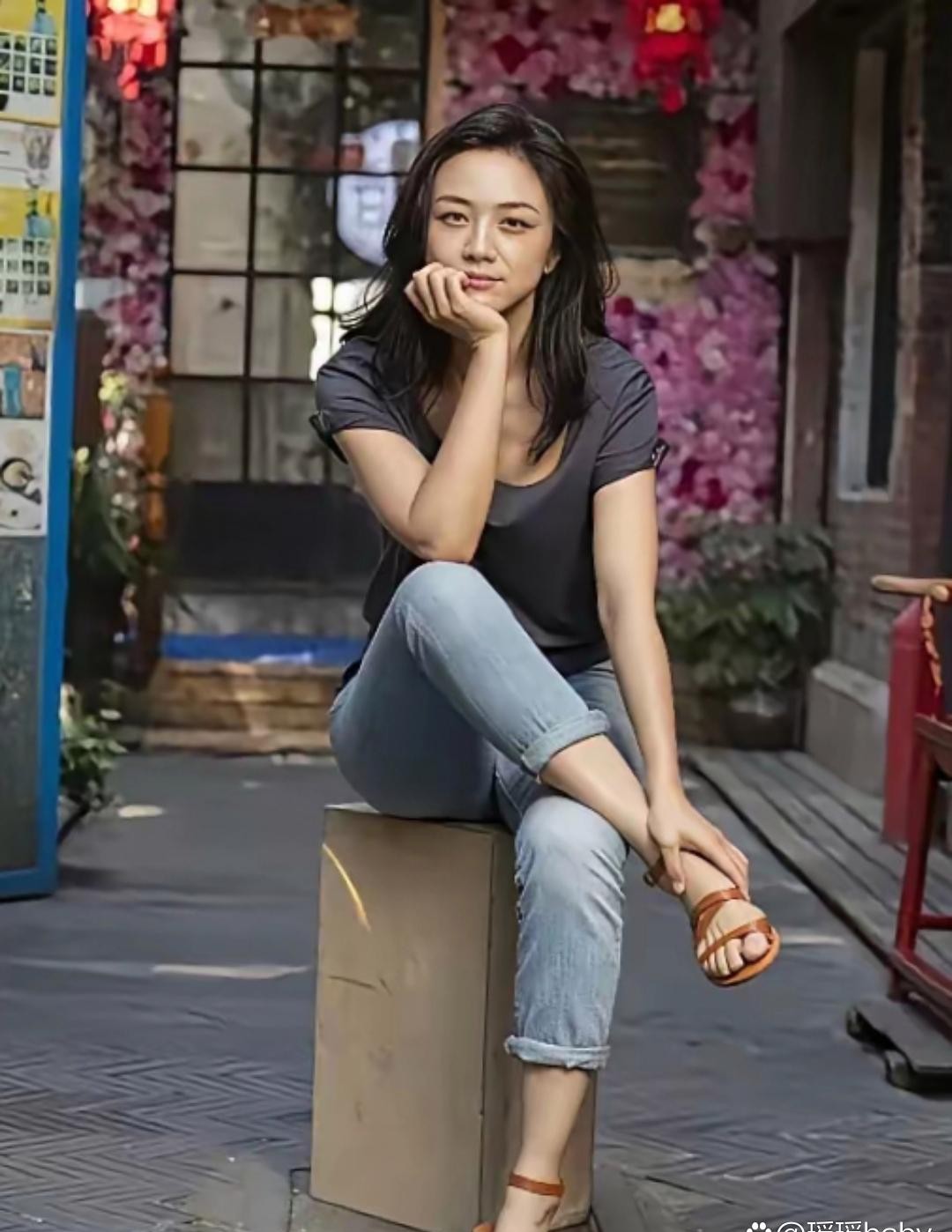 汤唯，身高172厘米，她颜值是有了，但脚丫子挺丑的，而且那穿鞋更丑，你说呢。