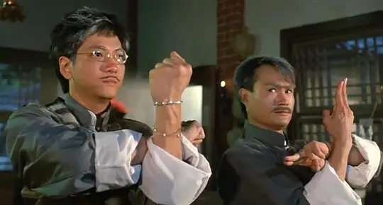    林正英主演的《殭尸先生》成为所有殭尸系列中的经典，也是殭尸系列电影中的里程