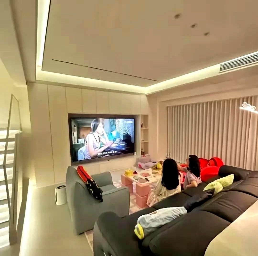 近几日，老婆的闺蜜经常来我们家。
她来都是以借空调不够用为名，穿着短裙子，直接就