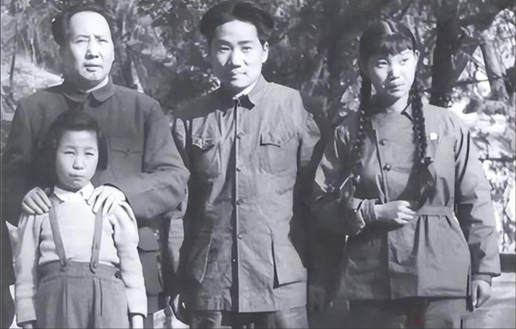 1953年，毛主席收到了一个好消息，他失散19年的二儿子毛岸红找到了，贺子珍听到