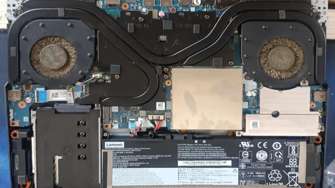 电脑被一片头屑干废，将主板拿到售后更换了内存插槽才修好，不知道“灰电平衡”的信奉者看到这案例会怎么想