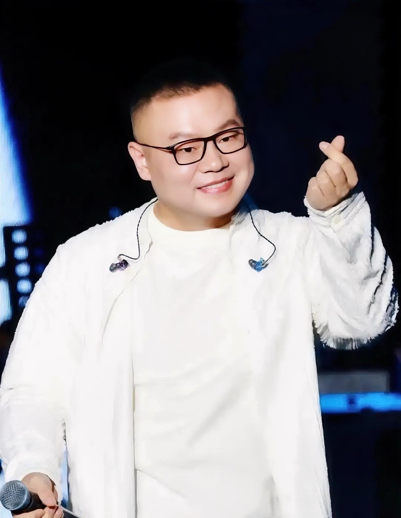 一觉醒来，
开过演唱会的歌手们都沉默了，
怎么也没想到有竞争的不止同行，就连说相