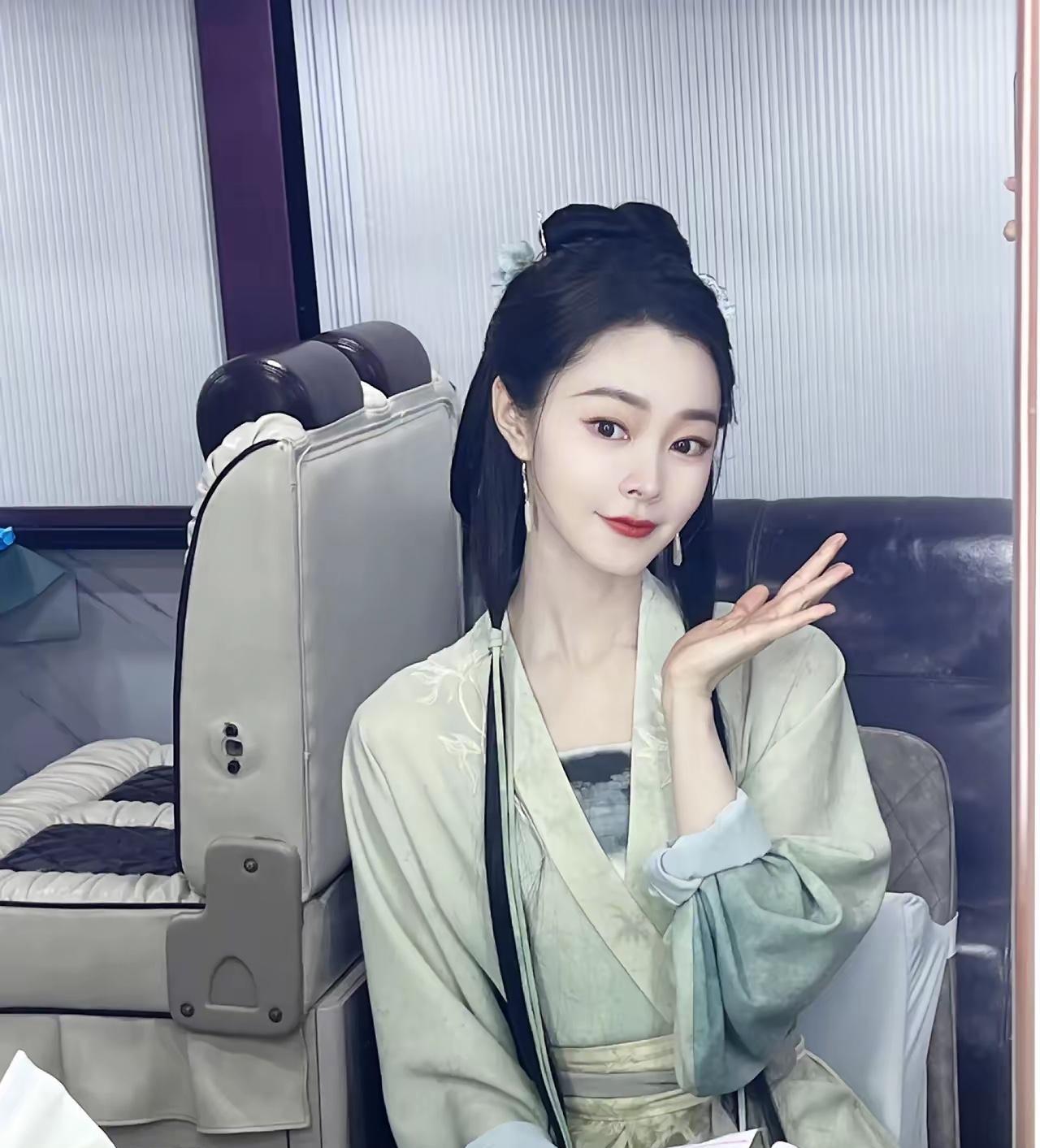如果我是宋轶，
针对这两天的整容风波，
我会做这三件事，
第一，立刻换了现在的化
