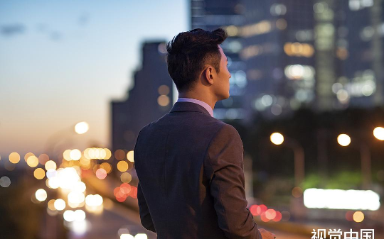 山东一男子5岁被大伯收养后虐待20年，长大后，他亲手将大伯送进监狱......