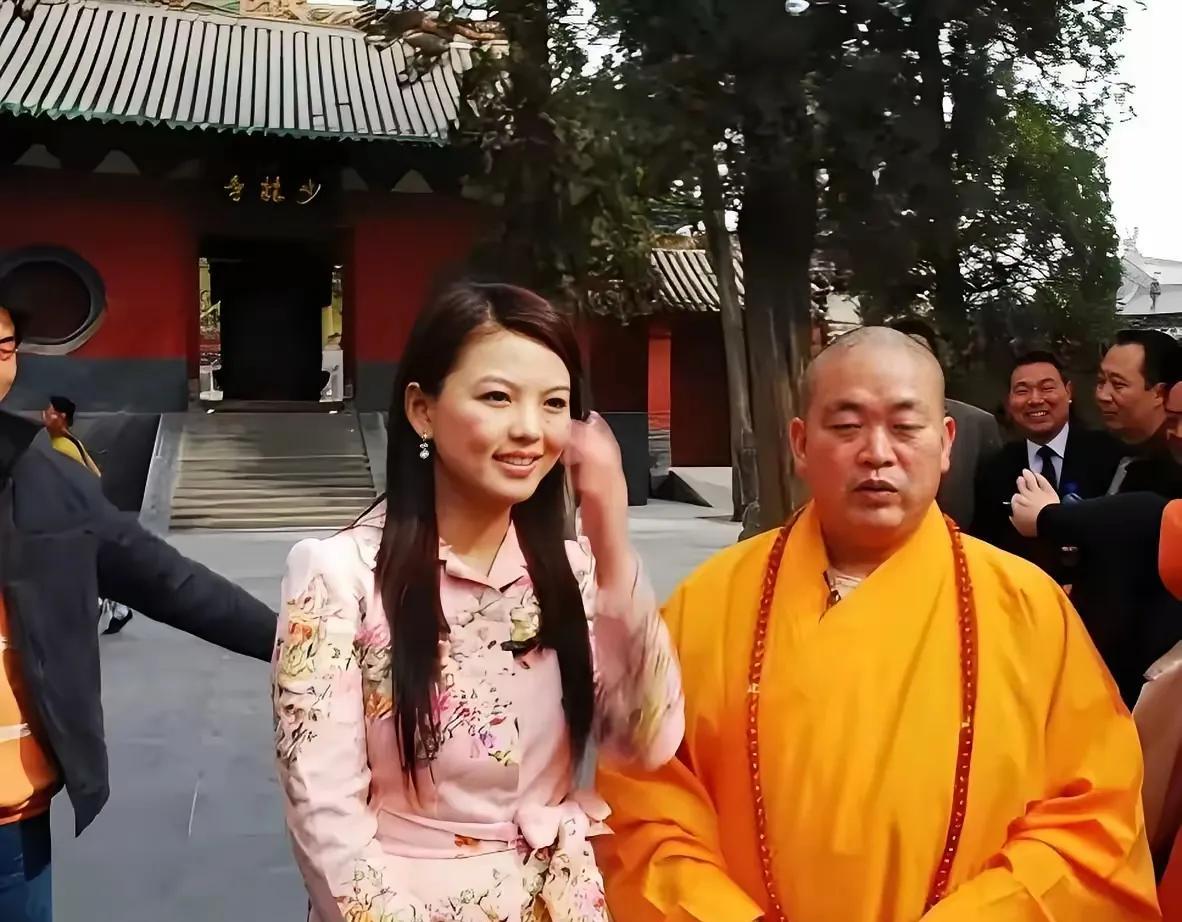 看到这张照片，估计李湘被吓出了一身冷汗！她这么年轻貌美，而旁边的这个和尚又这么花