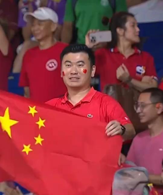 我对这样的球迷不反感！
这个球迷可是中国女排真正的铁杆球迷，三场比赛每场必到。