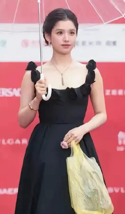 不是，张婧仪咖位这么低吗？连个像样的包都不给，就给一个垃圾袋？
近日，张婧仪出席