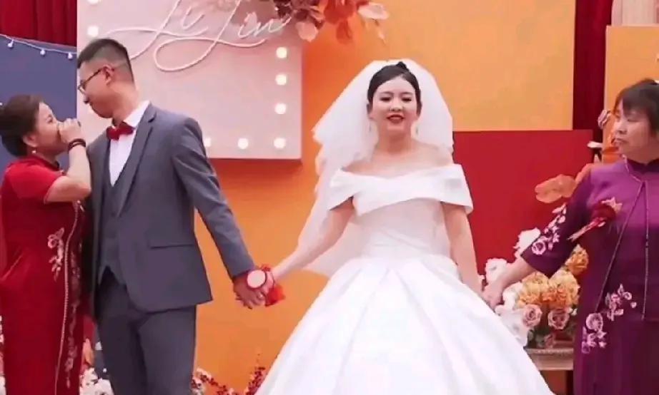 还记得那个在自己婚礼上，与老母亲腻歪的儿子吗？老婆与他离婚了，网友：意料之中！