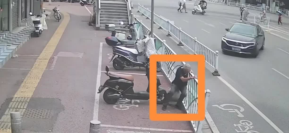 “4个小伙救了我”

6月18日，湖北黄石街头这一幕令人感动。从镜头中我们可