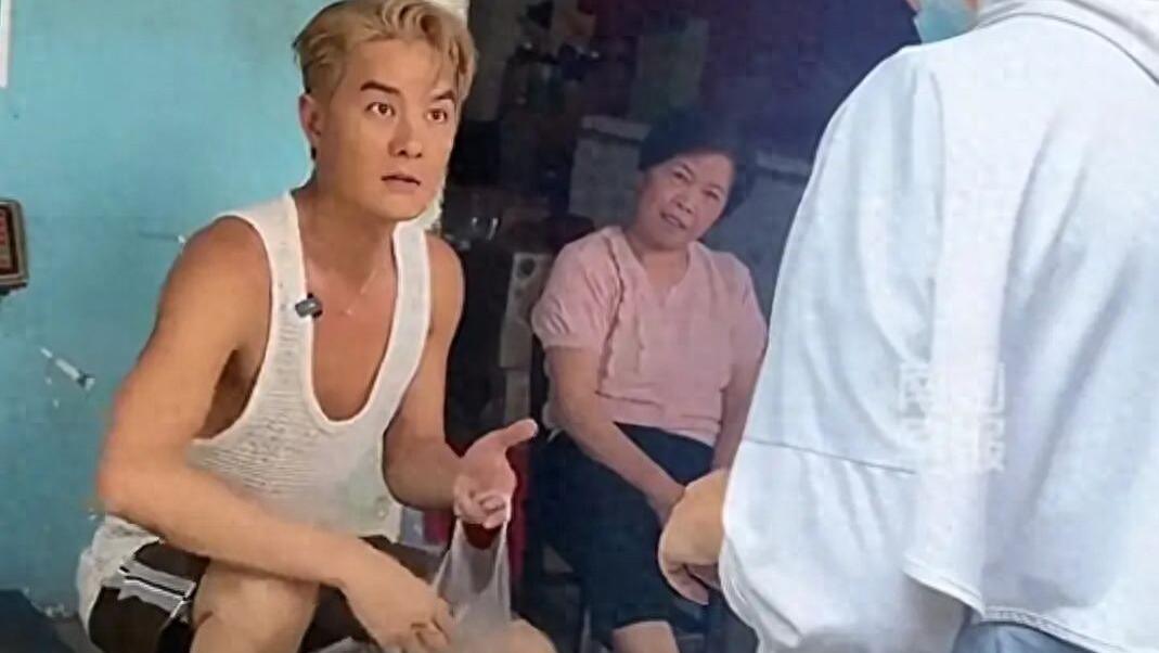 这才是明星！吴克群不仅帮患病母子卖花 还悄悄转账5万元