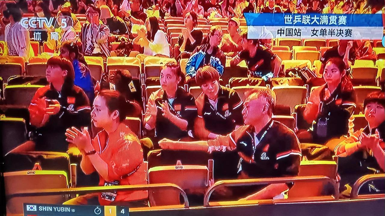 王曼昱与申裕斌女单半决赛，竟然，引起了这么多的国乒同行的重视和关注，都来到了现场