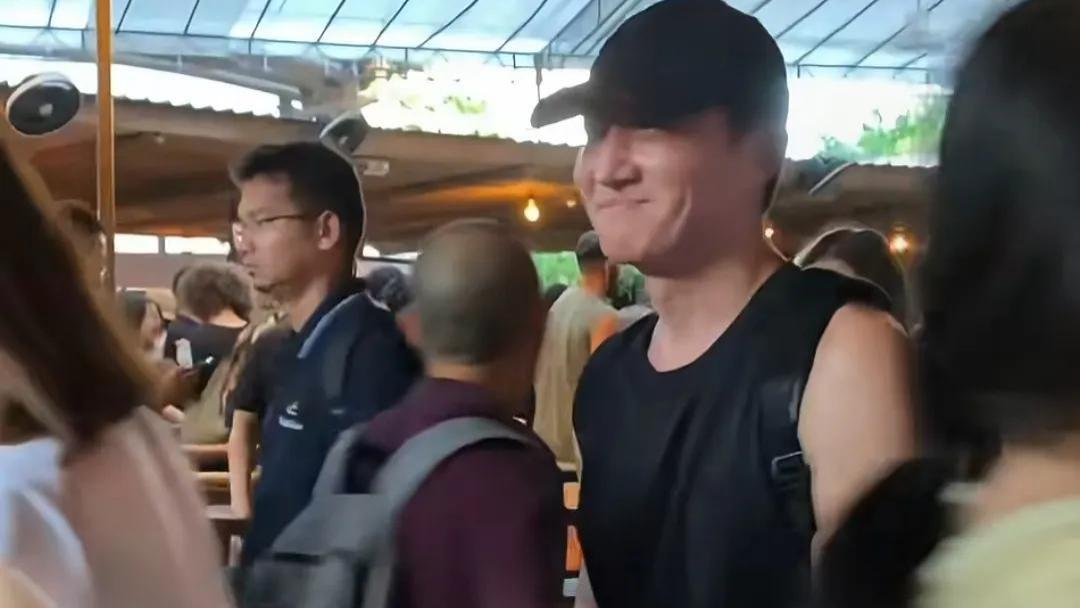 王阳带老婆孩子现身香港，一家出游被打扰，高斯神色落寞主动走开