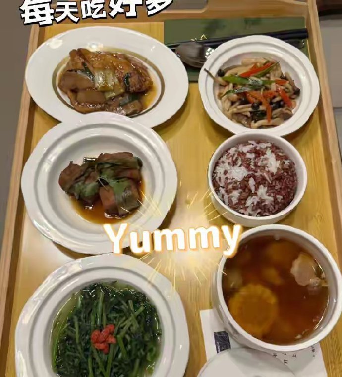 方媛晒出了三胎出月子的照片。她身穿黄色修身上衣搭配黑色裤子，肚子已经平坦了，连小