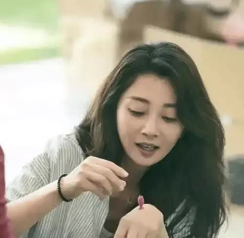 45岁殷桃甜蜜约会被拍！医生男友细心投喂，网友：终于等到真爱。
谁说 45 岁