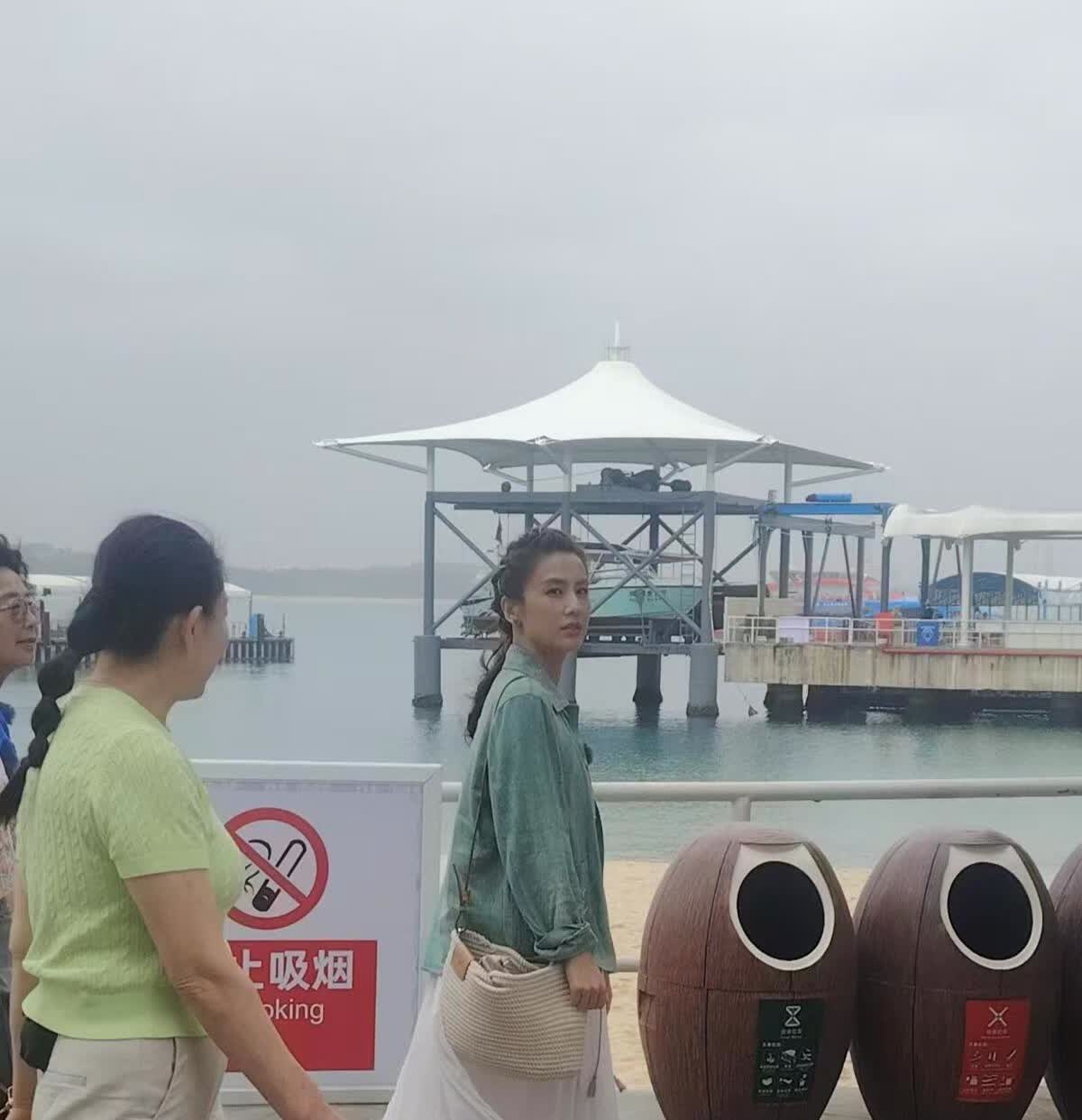 我在三亚旅游的闺蜜遇到了黄圣依，

她说，黄圣依本人和电视上的她，

根