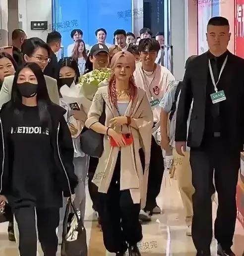 赵丽颖咋回事？头发颜色变了，非主流气息满满，参加活动前拥后呼，排场大，壮观的很，