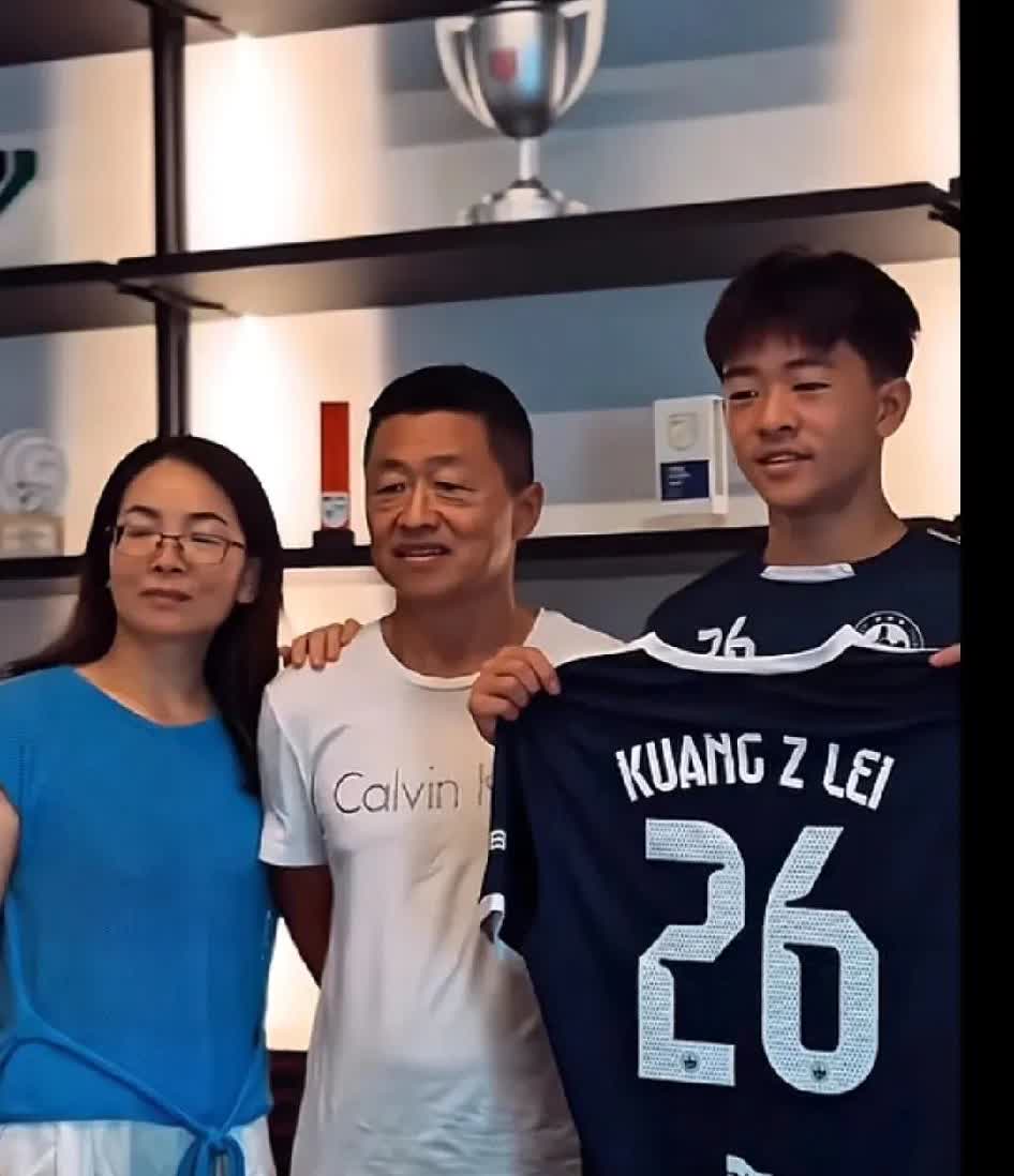 邝兆镭正式签约，老邝这张照片，看的特别心酸！
要知道，26号球衣，意味着本赛季