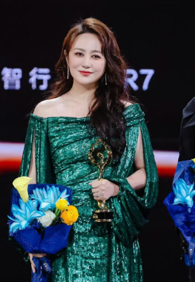 所谓的超级魅力，大概就是像她这样吧：在专业领域游刃有余，对同行伙伴体贴关照，面对