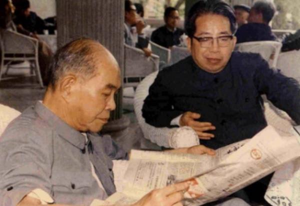 1985年5月，国务院副总理的姚依林同志在福建省厦门经济特区进行视察调研期间，和