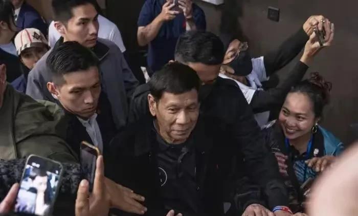 后路已断！杜特尔特短期内可能回不去了。菲律宾出动7000多警察蹲守
杜特尔特和自
