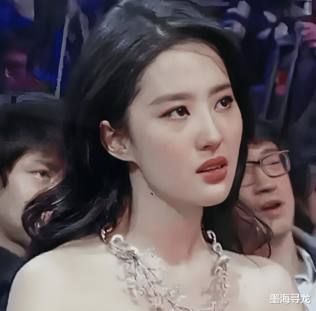 刘亦菲缺席白玉兰事件发酵，主办方发文内涵，刘亦菲方发声明回击