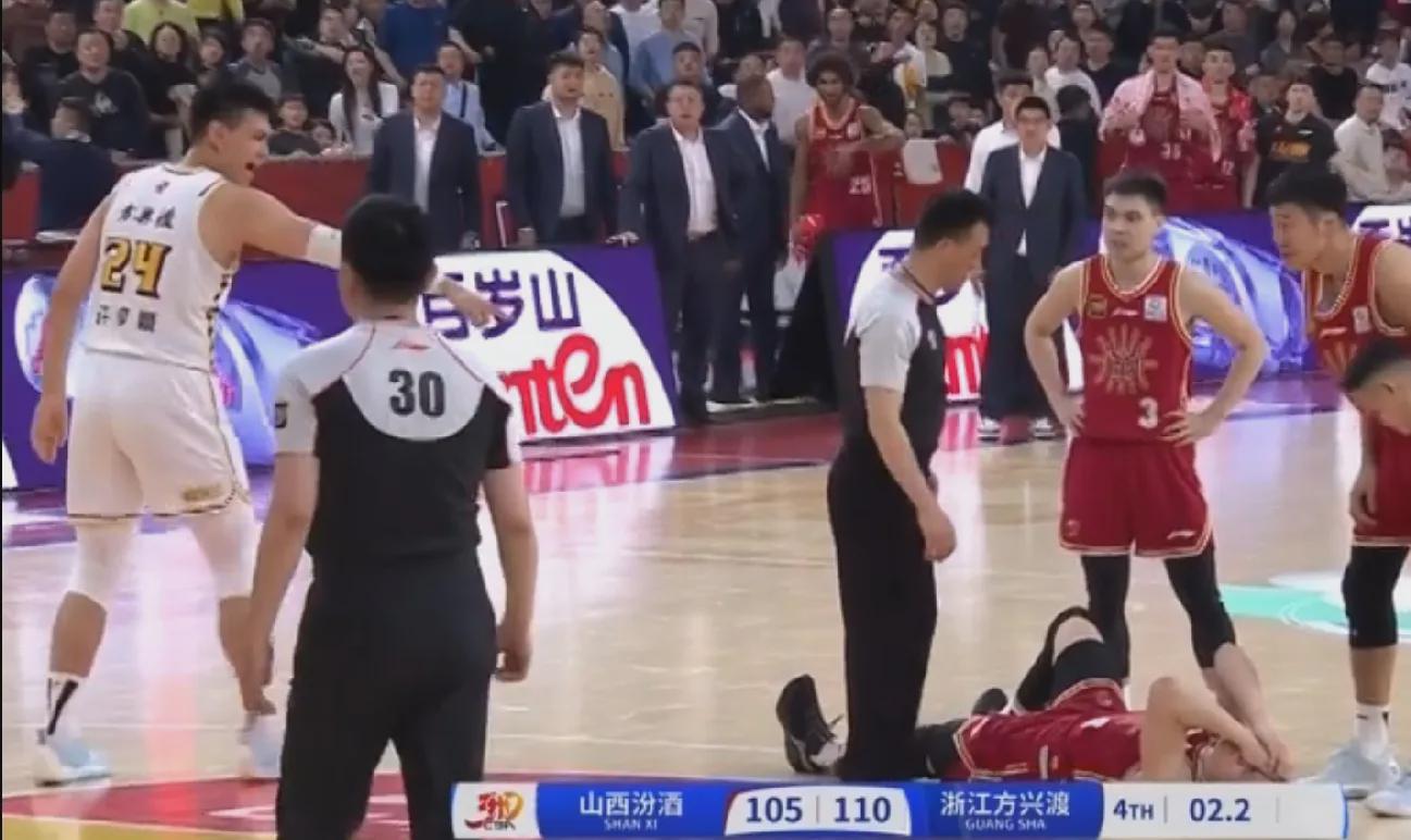 张宁投篮时来了个高难度劈腿，不慎绊倒了许钟豪，许钟豪随即回敬张宁一记重肘，这画面