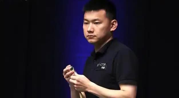 龙泽煌和马克·塞尔比最新战报（沙特大师赛1/16决赛）

       斯诺