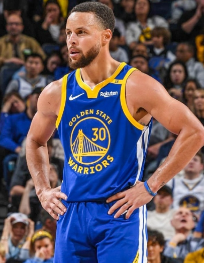 都说巴特勒带替补，仔细一看库里带的阵容更差。，最大的问题是老二位同时在场的时候，