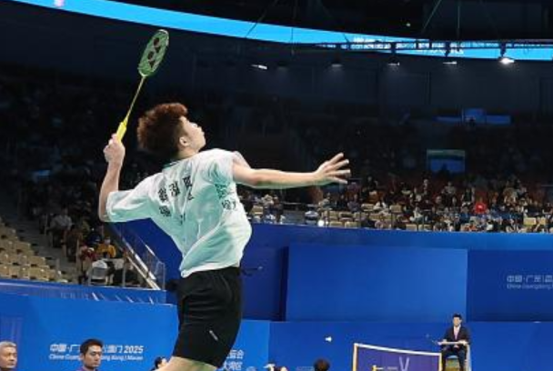 北京时间11月20日14：00，全运会羽毛球迎来最后的决赛，对阵如下：
男单：翁