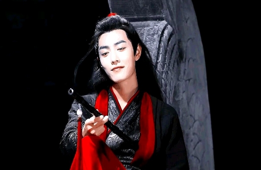 肖战当时就是个不知名的小演员，拿很少酬金的小演员，不小心演了个大角色！

龙丹妮