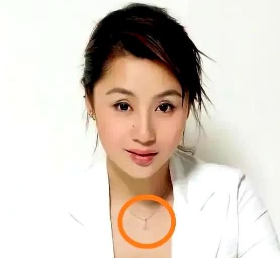 曹颖患癌为什么不被同情？

曹颖的癌症不被同情，主要有两个原因，一是她癌症宣