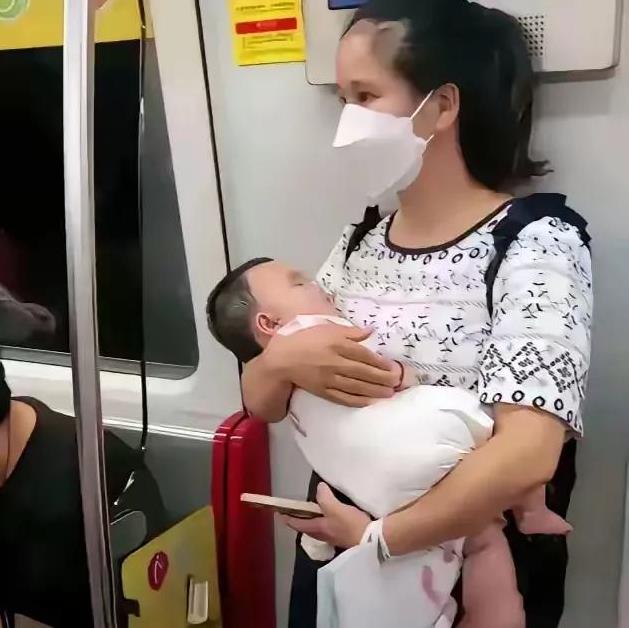 面对怀抱孩子的母亲，那些坐在爱心专座上的年轻人，还那么心安理得，不知道他们想说点