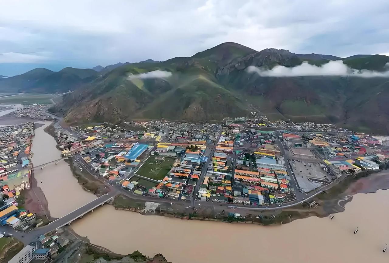 杂多县属于青海省玉树藏族自治州。杂多县的历史源远流长，早在商周时期，这里便是戎羌