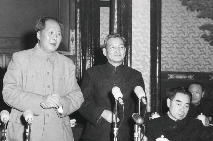 那时候是1956年，北京冬天冷得要命。大家聚在一块儿开国务会议，主要是想找找社会