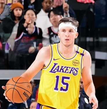 离大谱！国王全队比里夫斯少罚了4个球。NBA常规赛，国王和湖人的比赛，湖人球员里