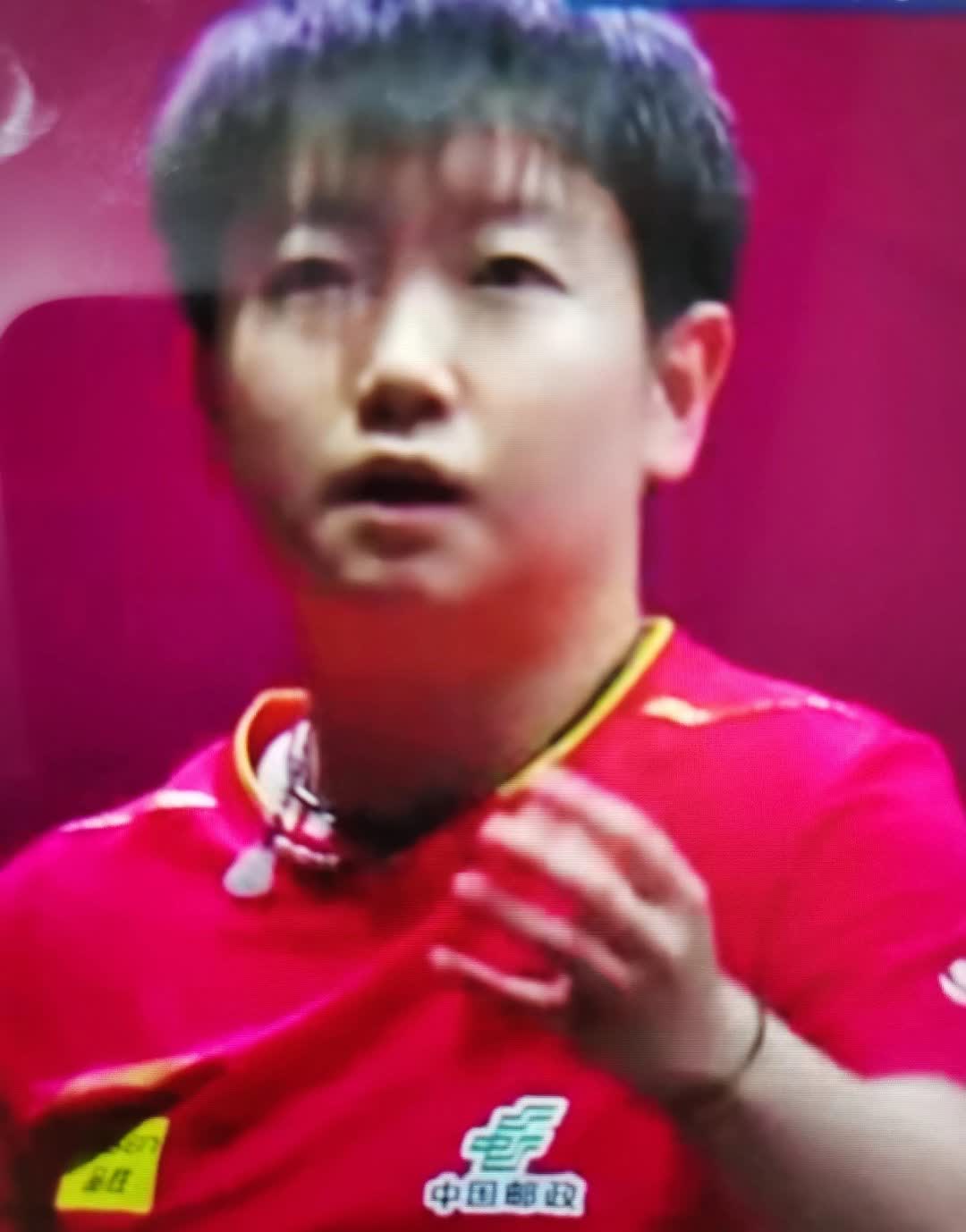 卫冠险胜！

孙颖莎在多哈世乒赛女单八分之一决赛中，苦战六局，以4-2击败韩