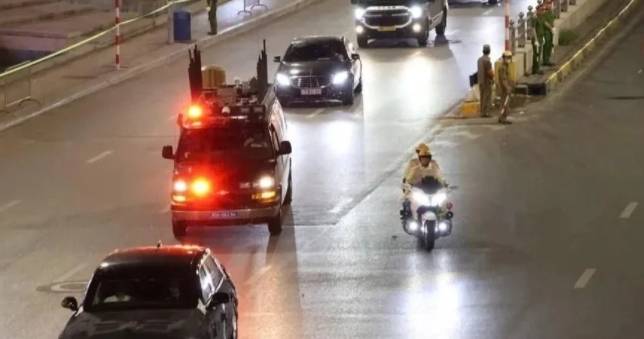 越南河内交警，紧张演练中！


越南河内市交警支队，特种摩托车队为即将访问越南的