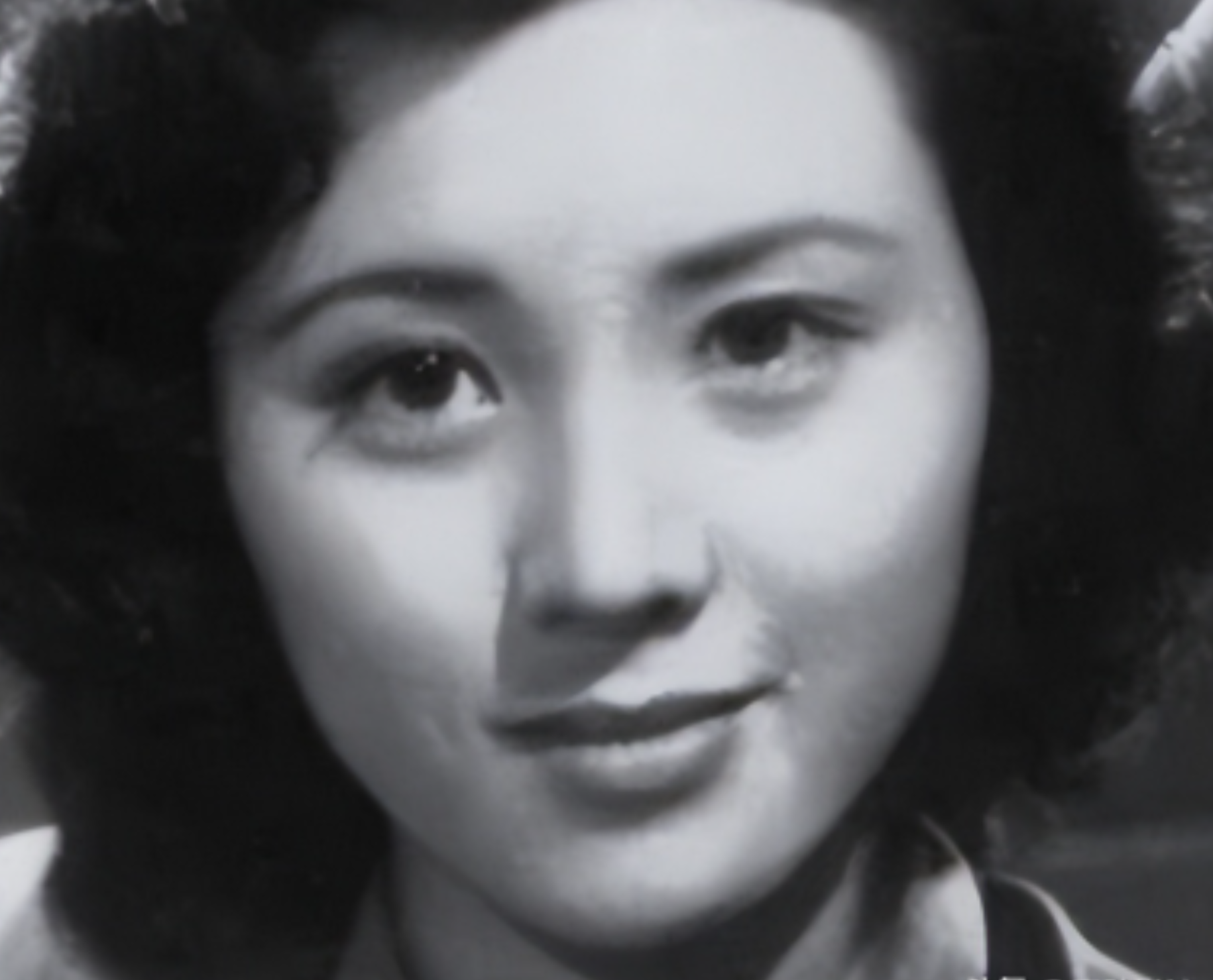 1942年，一女八路从来不洗脚，引起了游击队长甄凤山的警惕，他半夜潜入女队员房间